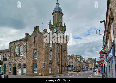 FORRES MORAY SCOTLAND THE FORRES TOLBOOTH BUILDING BUILT 1838  TOLBOOTH STREET AND LOOKING DOWN HIGH STREET Stock Photo