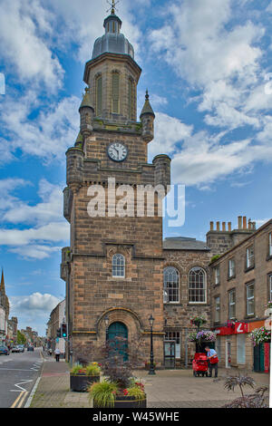 FORRES MORAY SCOTLAND THE FORRES TOLBOOTH BUILDING BUILT 1838 AND LOOKING UP THE HIGH STREET Stock Photo