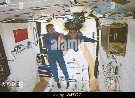 Beijing, China. 19th Oct, 2016. The screen at the Beijing Aerospace Control Center shows the two Chinese astronauts Jing Haipeng and Chen Dong entering the space lab Tiangong-2, Oct. 19, 2016. Credit: Ju Zhenhua/Xinhua/Alamy Live News Stock Photo