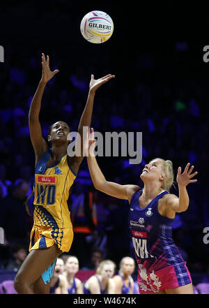 Barbados' Tonisha Rock-Yaw (left) and Scotland's Nicola McCleery battle for the ball during the Netball World Cup match at the M&S Bank Arena, Liverpool. Stock Photo