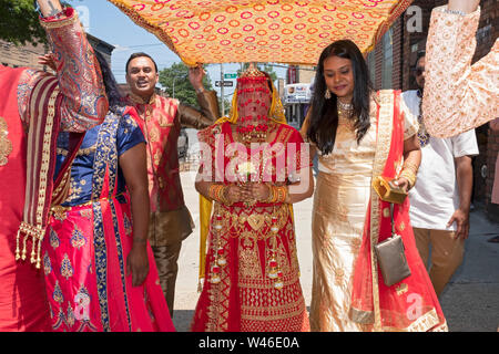 Indian Women Men Wearing Traditional Hindu Stock Vector (Royalty Free)  1437004079 | Shutterstock