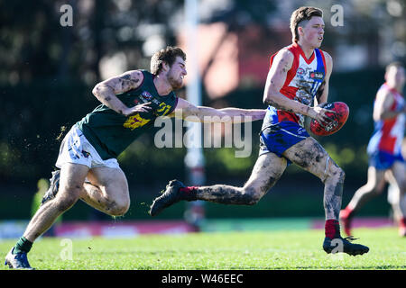 Box Hill City Oval, Melbourne, Australia. 20th July 2019. Australian Rules Football Under 18s Championships, Gippsland Power versus Tasmania Devils; Fraser Phillips of the Gippsland Power sprints with the ball Credit: Action Plus Sports Images/Alamy Live News Stock Photo