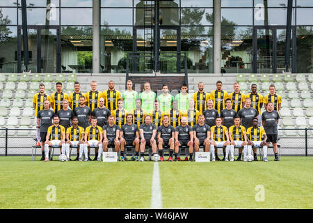 ARNHEM, 17-07-2019, Dutch football, Eredivisie, Papendal, season 2019 / 2020, photocall Vitesse, back row (L-R): Matus Bero, Armando Obispo, Oussama Darfalou, Rasmus Thelander, Jay-Roy Grot, Jeroen Houwen, Remko Pasveer, Kostas Lamprou, Bilal Bayazit, Tim Matavz, Danilho Doekhi, Tomas Hajek, Riechedly Bazoer, Julian Lelieveld Middle row (L-R): Chris van Dee (kit man), Mirjam Clifford (team manager), Jesper Gabri‘ls (physiotherapist), Kevin Balvers (video-analist), Oussama Tannane, Mukhtar Ali, Thomas Buitink, Richie Musaba, Max Clark, Jan van Norel (physical coach), Pieter Sengkerij (club doct Stock Photo