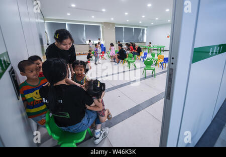 190720) -- HAINING, July 20, 2019 -- Young children take part in a