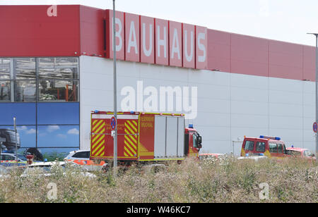 Bruchsal, Germany. 20th July, 2019. At a Bauhaus DIY store there are emergency vehicles of the fire brigade. A small airplane crashed into the facade of the building. According to initial police findings, three people died in the crash on Saturday. Further details were not known at first. The building of the DIY store had been cleared as a precaution. The cause of the crash is still unclear. Credit: Uli Deck/dpa/Alamy Live News Stock Photo