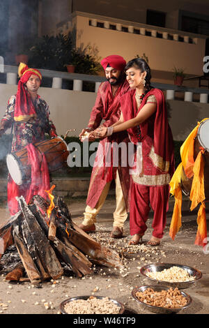 Pin by Amazi jewels on Photography | Indian bridal photos, Hindu wedding  photos, Wedding couple poses