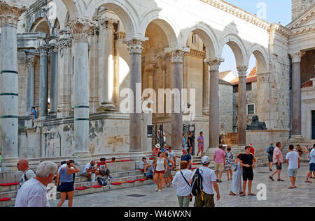 Peristil, arches, courtyard, people, St. Dominus Cathedral, Diocletian's Palace, 4th century Roman fortress ruins, UNESCO World Heritage Site, Dalmati Stock Photo