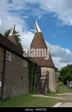 KENT;  MAIDSTONE;HERITAGE FARM PARK; KENT LIFE; OAST  HOUSE Stock Photo