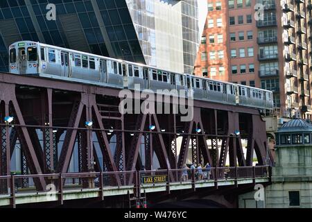 Chicago, Illinois, USA. A CTA Green Line rapid transit train crossing the Lake Street Bridge over the Chicago River. USA. Stock Photo