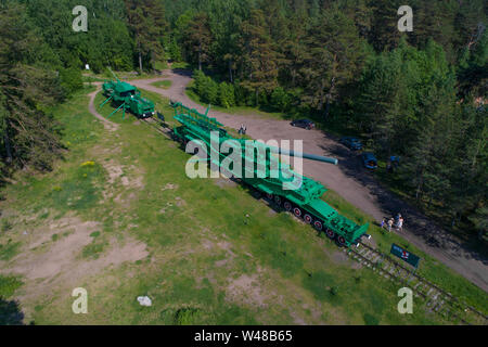 LEBIAZHYE, RUSSIA - JUNE 06, 2019: Top view of the railway artillery guns on the Red Hill artillery fort on a sunny June day (shooting from a quadroco Stock Photo