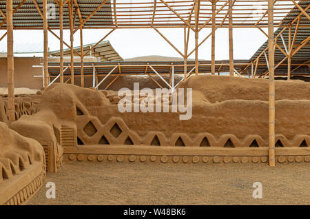 The adobe walls and decorations in the archaeological site of Chan Chan made by the Chimu civilization near Trujillo, Peru. Stock Photo