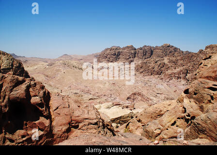 The desert landscape around the lost city of Petra in Jordan Stock Photo