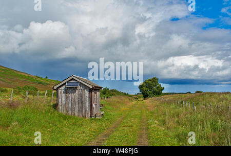 DAVA WAY TRAIL MORAY SCOTLAND IN SUMMER THE FOOTPATH AND HALF WAY HUT Stock Photo