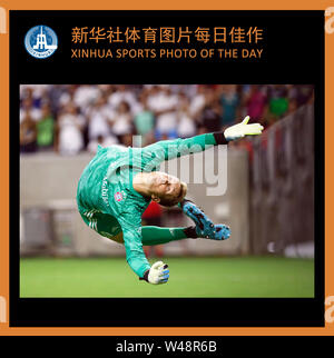 (190721) -- BEIJING, July 21, 2019 (Xinhua) -- XINHUA SPORTS PHOTO OF DAY (July 21, 2019) TRANSMITTED ON July 21, 2019. Bayern Munich goalkeeper Ron Thorben Hoffmann makes a save during the International Champions Cup soccer match against Real Madrid in Houston, the United States, July 20, 2019. Bayern Munich beat Real Madrid 3-1. (Xinhua/Song Qiong) Stock Photo