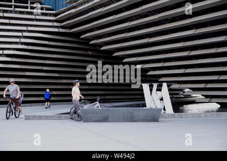 Dundee, Tayside, Scotland, UK. 21st July, 2019. UK weather: A warm morning with fresh southerly winds and sunny spells, maximum temperature 21 °C. Tourists visiting the V&A design museum at the waterfront in Dundee. Credit: Dundee Photographics / Alamy Live News