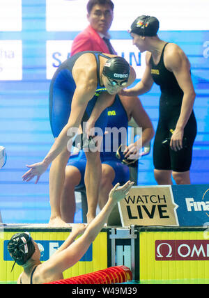 Gwangju, South Korea. 21st July, 2019. Swimming World Championship: 4x100 Meter Freestyle Relay Women Final: Annika Bruhn (below) and Jessica Steiger from Germany clap their hands after their race. Credit: Bernd Thissen/dpa/Alamy Live News Stock Photo