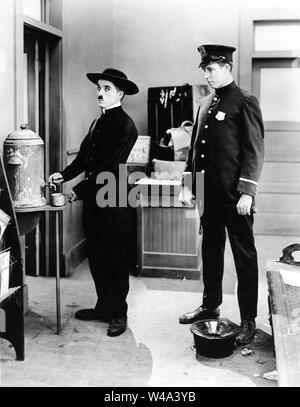 CHARLIE CHAPLIN and MONTA BELL in THE PILGRIM 1923 written and directed by Charles Chaplin Charles Chaplin Productions / Associated First National Pictures Stock Photo