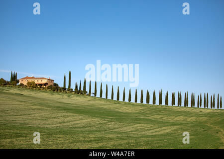 Traditional agriturismo villa in the valley of Val d'Orcia in Tuscany during the day. Pienza, Italy. Stock Photo