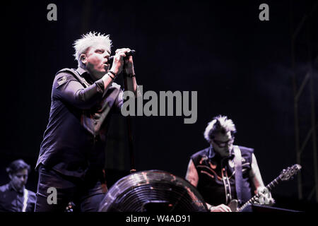 MOUNTAIN VIEW, CALIFORNIA - JULY 20: The Offspring lead singer Dexter Holland performs during the Vans Warped Tour 25th Anniversary at Shoreline Amphitheater on July 20, 2019 in Mountain View, California. Photo: Christopher Victorio/imageSPACE/MediaPunch Stock Photo