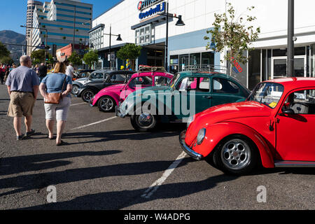 Glendale, USA. 21st July, 2019. People view classic cars during the 26th Glendale Cruise Night in Glendale City, California, the United States, July 20, 2019. The 26th Glendale Cruise Night was held in downtown Glendale on Saturday, attracting lots of classic car lovers. Credit: Qian Weizhong/Xinhua/Alamy Live News Stock Photo