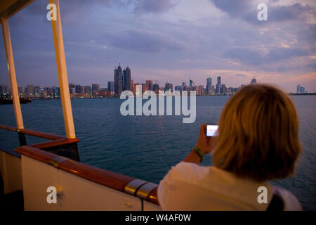 Crucero en el Emirato de Abu Dabhi, Emiratos Árabes Unidos, Golfo Pérsico Stock Photo