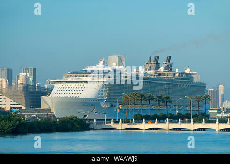 ALLURE OF THE SEAS CRUISE SHIP (©ROYAL CARIBBEAN  INTERNATIONAL 2009) DEPARTING MAIN CHANNEL MACARTHUR CAUSEWAY PORT OF MIAMI FLORIDA USA Stock Photo