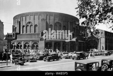 Moody Church (named after American evangelist Dwight L. Moody) in Chicago, Illinois during the 1930s while Dr. H.A. Ironside was pastor. Stock Photo