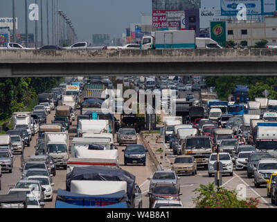 Bangkok, Thailand - May 28, 2018: Traffic jam on Kanchana Phisek Road, the ring road around Bangkok, in 35 degrees Celsius. The heat is so strong that Stock Photo