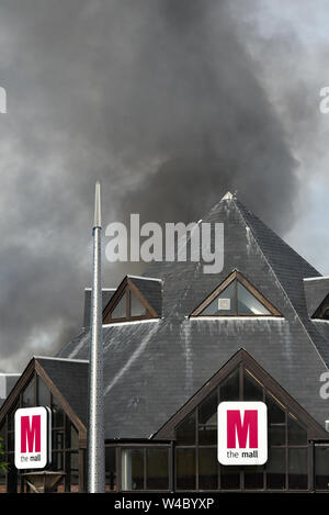 Walthamstow, London, UK. 22nd July 2019. The Mall shopping centre in Walthamstow is on fire. Stock Photo