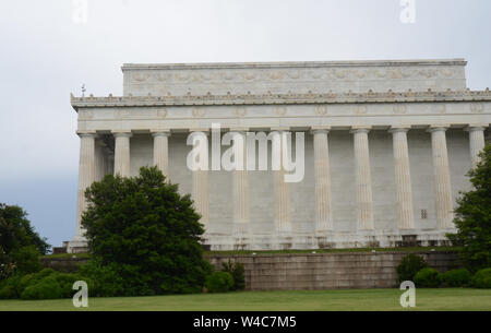 USUAL POLITICS: A drive by tour of Washington DC places the Lincoln Memorial in profile Stock Photo
