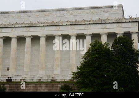 USUAL POLITICS: A drive by tour of Washington DC places the Lincoln Memorial in profile Stock Photo