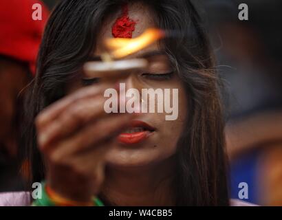 Kathmandu, Nepal. 22nd July, 2019. A Hindu woman is seen at Pashupatinath Temple in Kathmandu, Nepal, July 22, 2019. Mondays of the holy month of Shrawan are considered auspicious as people fast and offer prayers to Lord Shiva. Credit: Sulav Shrestha/Xinhua/Alamy Live News Stock Photo