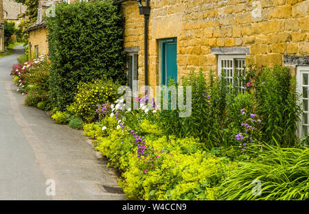 Cotswold Cottages in the village of Snowshill in the Cotswold Hills - an Area of Outstandin Natural Beauty in south Central  and south West England Stock Photo