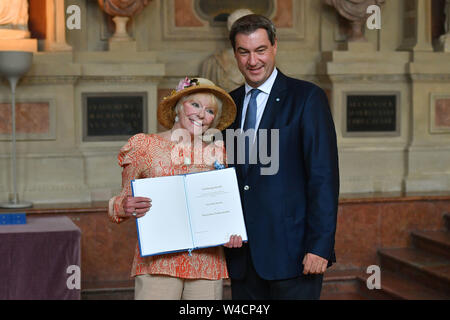 Elle SUMMER (actress). Markus SOEDER (Bavarian State Premier and CSU Chairman). Presentation of the Bavarian Order of Merit in the Antiquarium of the Munich Residence on 22.07.2019, | usage worldwide Stock Photo