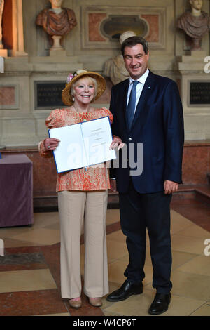 Elle SUMMER (actress). Markus SOEDER (Bavarian State Premier and CSU Chairman). Presentation of the Bavarian Order of Merit in the Antiquarium of the Munich Residence on 22.07.2019, | usage worldwide Stock Photo