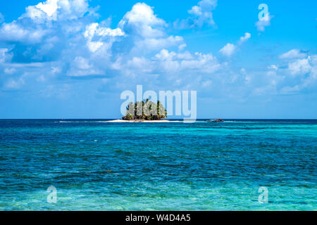 Guna Yala - San Blas small tropical islands surrounded by turquoise sea in the Caribbean Stock Photo