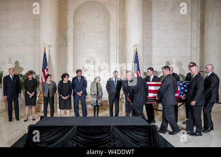 Washington, District of Columbia, USA. 22nd July, 2019. From left, retired Associate Justice Anthony Kennedy, Ashley Kavanaugh, the wife of Associate Justice Brett Kavanaugh, Associate Justice Elena Kagan, Associate Justice Sonia Sotomayor, Associate Justice Samuel Alito, Associate Justice Ruth Bader Ginsburg, and Chief Justice John Roberts watch as the casket of late Supreme Court Justice John Paul Stevens is carried into the Great Hall of the Supreme Court in Washington, Monday, July 22, 2019. Credit: Andrew Harnik/Pool via CNP Credit: Andrew Harnik/CNP/ZUMA Wire/Alamy Live News Stock Photo