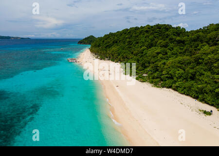 Aerial view of a beautiful sandy beach surrounded by tropical foliage (Pukka Shell Beach, Boracay, Philippines) Stock Photo