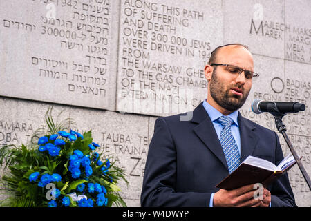 Warsaw, Poland. 22nd July, 2019. Rabbi ORIEL ZARETSKY is praying at March of Remembrance on the 77th anniversary of the beginning of the Warsaw Ghetto liquidation action. On July 22th, 1942, Germans began deporting residents of the Warsaw Ghetto to the Treblinka extermination camp. For more than 2 months around 5-7 thousand Jews from Warsaw and neighboring towns were transported every day in wagons to Treblinka and killed. Over 300 000 Warsaw Jews were murdered during WW2. Credit: Robert Pastryk/ZUMA Wire/Alamy Live News Stock Photo