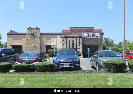 Princeton New Jersey - June 23, 2019: LongHorn Steakhouse casual dining restaurant. LongHorn Steakhouse is owned and operated by Darden Restaurants I Stock Photo