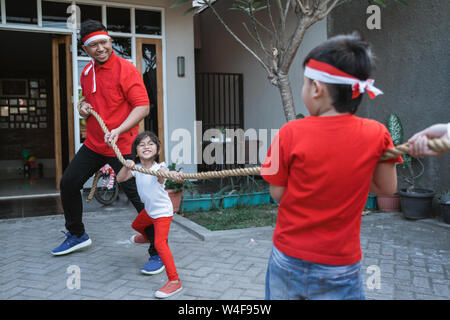 lomba tarik tambang. indonesia tug of war Stock Photo