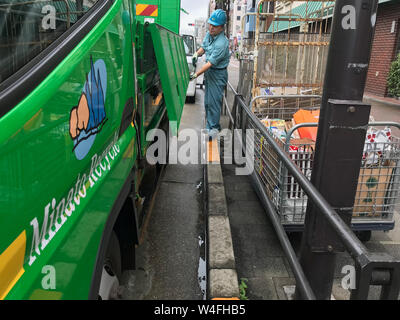 Tokyo, Japan. 23rd July, 2019. A resicle truck makes a stop near Shirokanedai station in Tokyo, Japan on Tuesday, July 23, 2019. Photo by: Ramiro Agustin Vargas Tabares Credit: Ramiro Agustin Vargas Tabares/ZUMA Wire/Alamy Live News Stock Photo