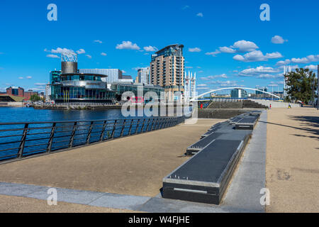 The Lowry Arts Centre, Imperial Point apartment block and the Millennium Bridge, over the Manchester Ship Canal, Salford Quays, Manchester, UK Stock Photo