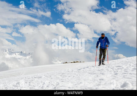 Portrait of skier in the snowscape at Gulmarg Gondola Phase 2 / Apharwat Peak, Gulmarg, Jammu and Kashmir, India Stock Photo