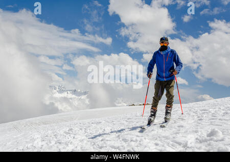 Portrait of skier in the snowscape at Gulmarg Gondola Phase 2 / Apharwat Peak, Gulmarg, Jammu and Kashmir, India Stock Photo