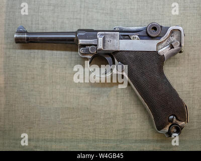 1913 Luger pistol (Pistole Parabellum—or Parabellum-Pistole (Pistol Parabellum), commonly known as just Luger). Model: Lange Pistole 08 (Artillery Lug Stock Photo