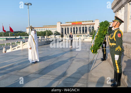 (190723) -- BEIJING, July 23, 2019 (Xinhua) -- Sheikh Mohammed bin Zayed Al Nahyan, crown prince of Abu Dhabi of the United Arab Emirates(UAE), lays a wreath at the Monument to the People's Heroes at the Tian'anmen Square in Beijing, capital of China, July 23, 2019. (Xinhua/Zhai Jianlan) Stock Photo