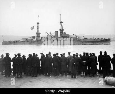 USS Arizona (BB-39) battleship built for and by the United States Navy in the mid-1910s and sunk during the Attack on Pearl Harbor on 7 December 1941. Pictured passing 96th Street Pier in great naval review at New York City. circa 1918 Stock Photo