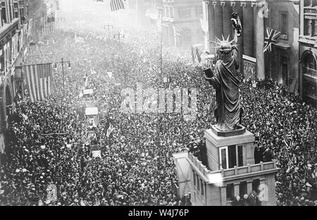 Armistice celebration in Philadelphia, Pennsylvania, USA on November 11, 1918. Thousands of people and a replica of the Statue of Liberty on Broad Street Stock Photo