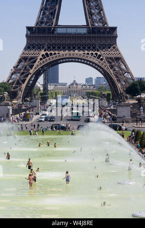 Paris heat wave 2019 - people cooling off and bathing at Jardins de Trocadero fountain in Paris, France, Europe. Stock Photo